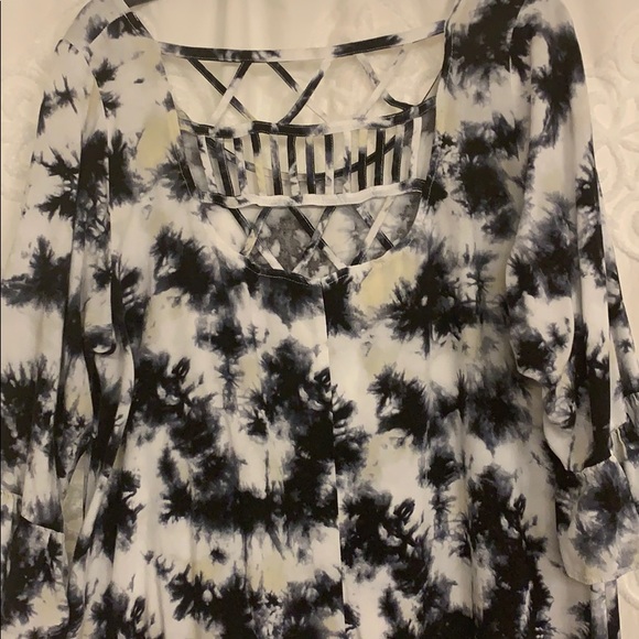 Dress with ruffle sleeve and cute back detail! - Picture 3 of 3